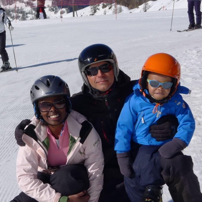 familyskiing2 700x700